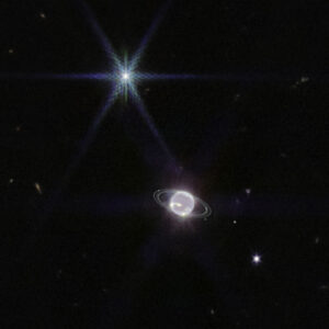 Neptun, jeho prstence a měsíce pohledem kamery NIRCam.