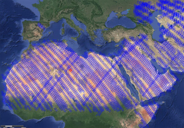Přístroj EMIT byl na ISS instalován v červenci 2022 - Zemi tak oběhne jednou za 90 minut. Při mapování světových zdrojů minerálního prachu pozoruje i Saharu. Právě tady nedávno objevil tři minerály - kaolinit, hematit a goethit. Konkrétně to bylo v oblasti jihozápadní Libye označené červeným čtvercem.