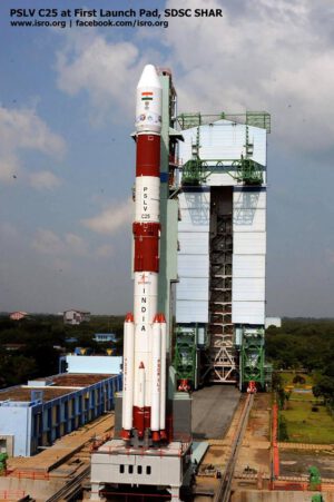 Raketa PSLV se sondou MOM při převozu na startovní rampu. Zdroj: ISRO
