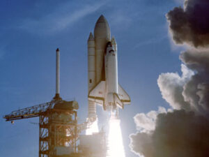 Start raketoplánu Columbia na misi STS-1.