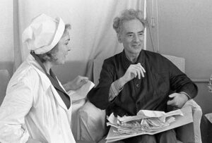 Lev Landau v nemocnici se svou manželkou Korou poté co se dozvěděli o udělení Nobelovy ceny.