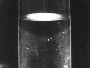 Supratekuté helium těsně pod bodem lambda. Z pomalu se vařící kapaliny, jíž je helium blíže k bodu varu 4,22 K a prudce se vařící kapaliny (viz výše) těsně kolem bodu lambda (2,17 K) se rázem stává čirá poklidná látka.