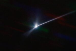 Tento snímek pořízený teleskopem SOAR v Chile, který provozuje laboratoř NOIRLab NSF, ukazuje boční pohled na deformované výrony materiálu z povrchu Dimorphosu – snímek byl zachycený dva dny poté, co do planetky záměrně narazila sonda DART. Vpravo materiál vytváří více než 6 000 km dlouhý chvost podobný kometě, do jehož tvaru jej tlačí tlak slunečního záření.