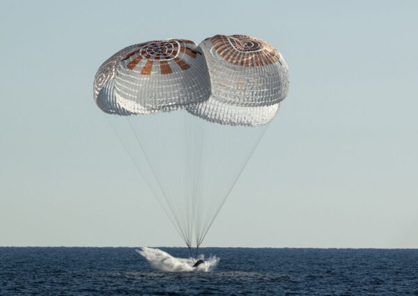 Přistání lodě Crew Dragon s posádkou mise Crew-4