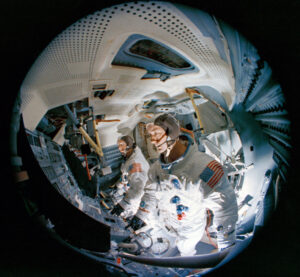 McDivitt a Schweickart během výcviku v simulátoru lunárního modulu