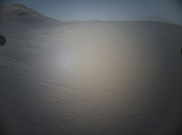 Snímek povrchu Marsu s palubní kamery vrtulníčku Ingenuity