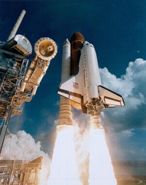 Raketoplán byl přelomovým strojem, ale měl i řadu nevýhod. Tou nejzásadnější byla bezpečnost. Na snímku je raketoplán Atlantis v rámci mise STS-51J. Zdroj NASA
