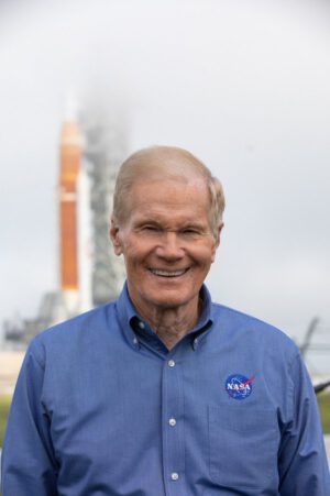 Administrátor NASA Bill Nelson u rampy LC-39B s raketou SLS a kosmickou lodí Orion. Nelson odhalil design SLS v roce 2011. Zdroj: NASA