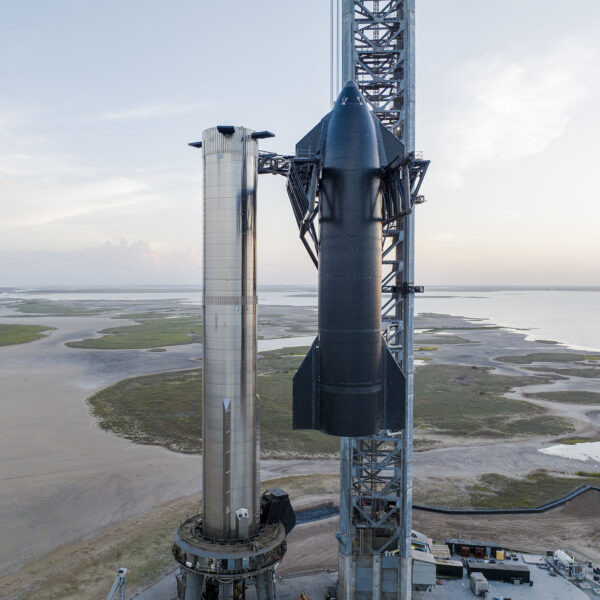 Zvedání Starship 24 na vrchol Super Heavy B7 zvěčnila SpaceX z dronu.