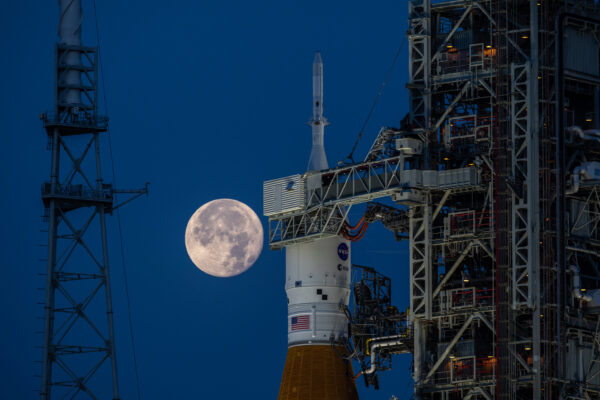 Raketa SLS nemá ambice konkurovat ostatním nosičům. Vznikla s jasným cílem a tím je Měsíc a navazující projekty. Zdroj: NASA