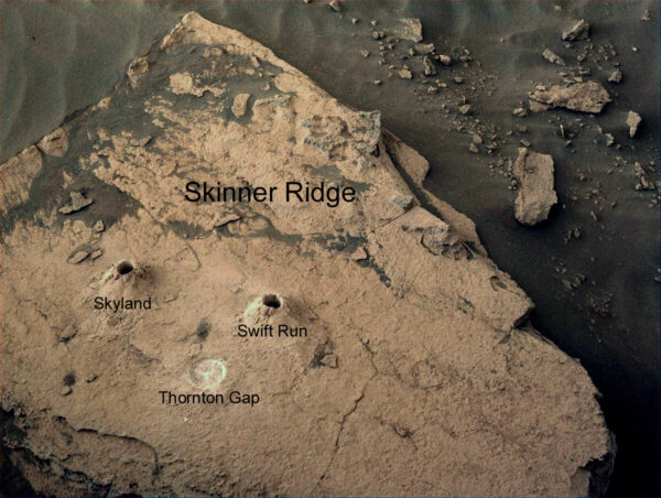 Kámen Skinner Ridge po vybroušení a dvou odběrech jádrových vrtů. Zdroj: unmannedspaceflight.com