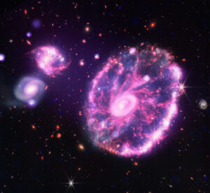 Galaxie Cartwheel - kombinace infračerveného pozorování JWST s rentgenovým pozorováním teleskopu Chandra.