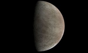 Snímek Europy ze sondy Juno