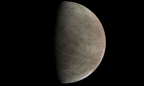 Snímek Europy ze sondy Juno