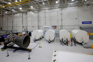 Čtyři motory RS-25 pro Artemis II v přepravních kontejnerech, 22. září 2022. Vlevo je motor Pathfinder, který poslouží k nácviku procesu instalace.