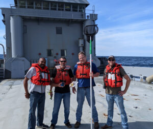 Zleva Robert Walker, Brian Saulman, Robert Dillman a Robert Mosher během zkoušek vylovení EDM z vody, na kterých se podílela i americká armáda.