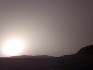 sol 573, soumrak v Enchanted Lake. Zdroj: mars.nasa.gov