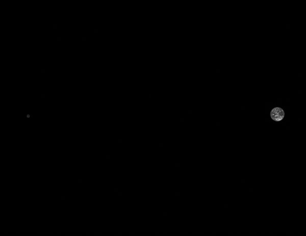 Měsíc a Země pohledem sondy Lucy ze vzdálenosti 1,4 milionu kilometrů - foceno 13. října 2022.