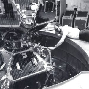 Richard Belian z národní laboratoře Los Alamos se dvěma družicemi Vela.