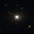 Kvasar 3C 273 na snímku Hubbleova dalekohledu.