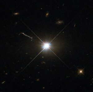 Kvasar 3C 273 na snímku Hubbleova dalekohledu.