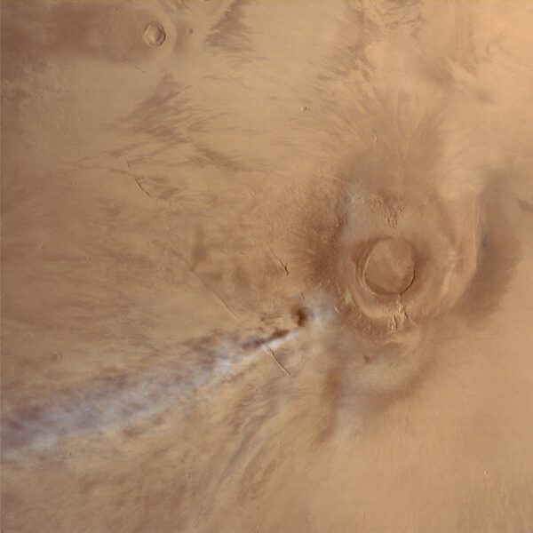 MOM pořídila tuto fotografii sopky Arsia Mons 4. ledna 2015 z výšky 10 773 km. Snímek pokrývá oblast širokou asi 1100 kilometrů. Arsia je nejjižnější ze tří sopek oblasti Tharsis. Zdroj: ISRO / ISSDC / Justin Cowart
