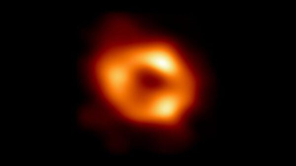 Naše vlastní černá díra Sagittarius A* na snímku ze soustavy radioteleskopů Event Horizon Telescope.