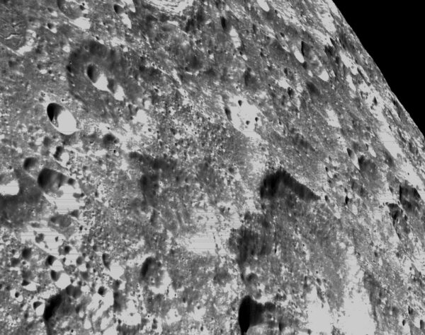 Snímek Měsíce z navigačních kamer Orionu