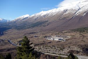 Národní laboratoř Gran Sasso na úpatí nejvyšší části Apenin.