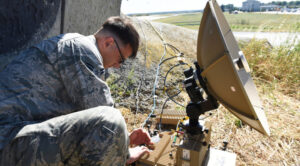 Technik letectva upravuje nastavení na komunikační družici během vojenského cvičení v polské Poznani-Krzesiny. Kredit: US Air Force