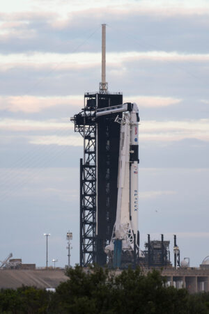 Falcon 9 s lodí Crew Dragon na floridské rampě 39A.