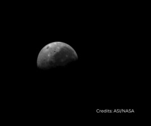 První snímek Měsíce pořízeny CubeSatem ArgoMoon (zdroj ASI/NASA).