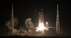 Nádherný první start rakety SLS, která je v současné době tím nejsilnějším vesmírným dopravním prostředkem NASA, proběhl v noci z 15. na 16. listopadu 2022 (zdroj NASA).