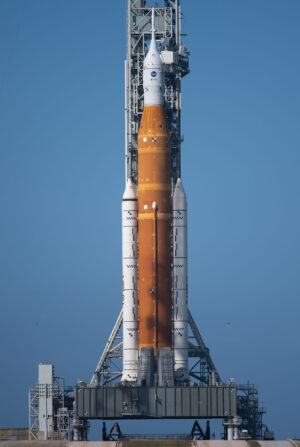 Raketa SLS na rampě LC-39B během příprav na start msie Artemis I.