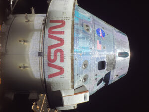 Selfie lodi Orion pořízené kamerou umístěnou na fotovoltaickém panelu lodi (zdroj NASA).