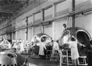 Po pomalém rozjezdu se lodě Vostok začaly vyrábět systémem připomínajícím výrobní pás...