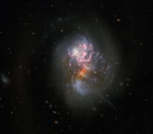 Srážející se galaxie IC 1623 A a B, jak je ukázal Hubbleův dalekohled.