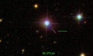 Fotografie kvasaru 3C 273. Zeleně je označen dlouhý relativistický výtrysk. Všimněte si ale také, že téměř nelze vidět hostitelskou galaxii, ta je totiž zcela ztracená v záři kvasaru.