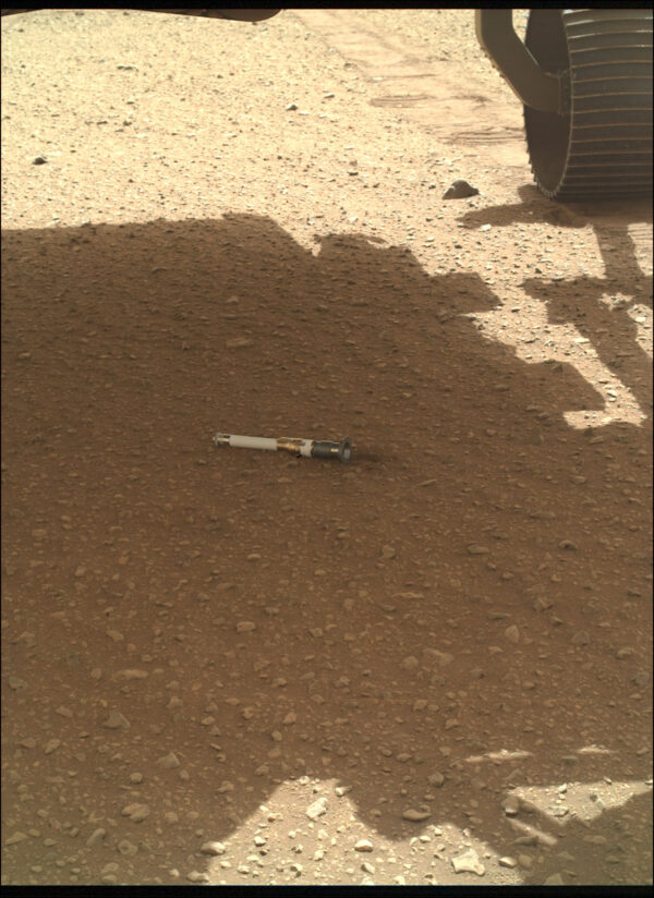 První z kapslí se vzorky horniny z Marsu, které vozítko Perseverance umístilo na povrch