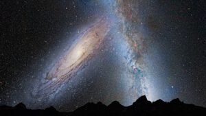 Takto bude možná vypadat pohled na oblohu za několikmiliard let, až se bude blížit splynutí naší Galaxie (Mléčná dráha vpravo) s M31 (vlevo). 