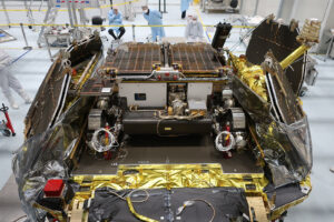 Složený rover Rosalind Franklin na přistávací platformě Kozáček.