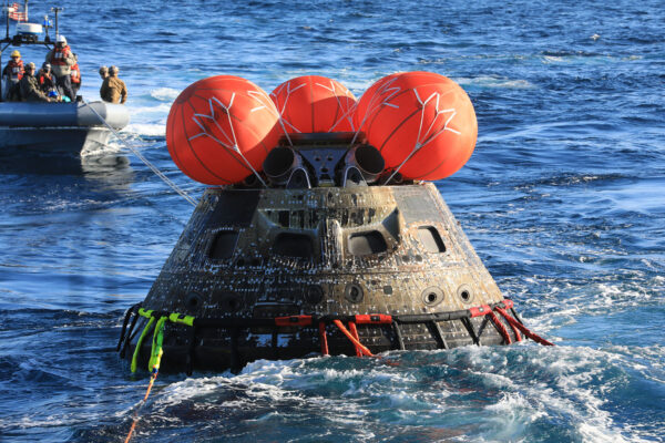 Zástupci NASA a amerického námořnictva v minulosti důkladně nacvičovali lokalizaci a vylovení kabiny lodi Orion. Naostro proto všechno klaplo.