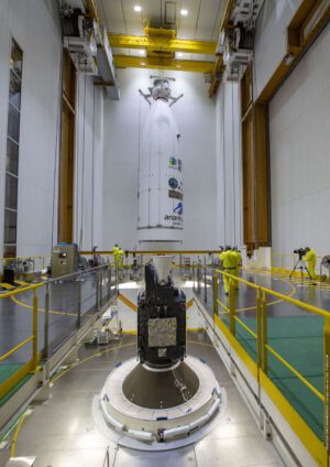 Uzavírání nákladu s Meteosatem třetí generace pod aerodynamický kryt rakety Ariane 5Zdroj: https://www.esa.int/