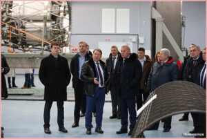 Jurij Borisov během návštěvy v Moskvě v závodech Keldyš. Plnohodnotný prototyp segmentu vesmírného transportéru Zeus s jaderným generátorem a elektrickým pohonem (vlevo nahoře). Zdroj: Roskosmos/Anatolij Zak