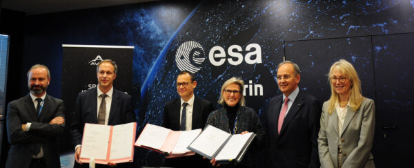 Účastníci podpisu dohody o zajištění nosičů pro evropské družice Sentinel-1D, Sentinel-2C, Sentinel-3C, a Copernicus Anthropogenic Carbon Dioxide-A a -B.