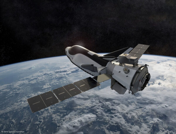Miniraketoplán Dream Chaser s připojeným jednorázově použitelným modulem Shooting star, který nese i fotovoltaické panely.