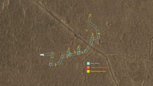 Mapa uložení pouzder. Modře jsou vyznačeny stopy kol roveru, žlutá tečka udává místo uložení pouzdra a oranžový okruh představuje ochrannou oblast, kterou vyžadují sběrné vrtulníky.