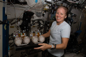 Leden 2021 - Shannon Walker na ISS obsluhuje experiment BioNutrients.