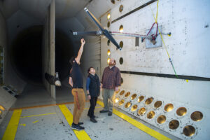 Testy neletových rotorů mise Dragonfly během testů ve větrném tunelu.