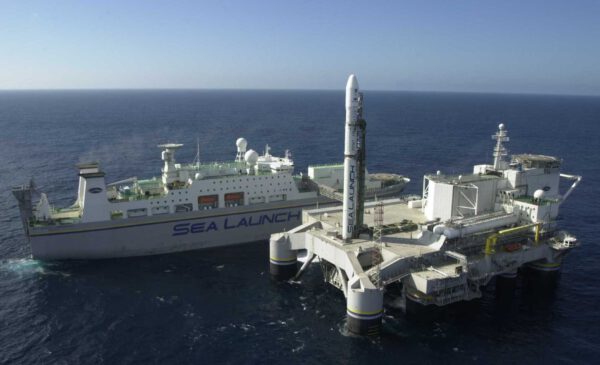 Odpalovací plošina Odyssey s raketou Zenit 3SL čekající na start a vedle stojící doprovodná loď Sea Launch Commander Kredit: Sea Launch